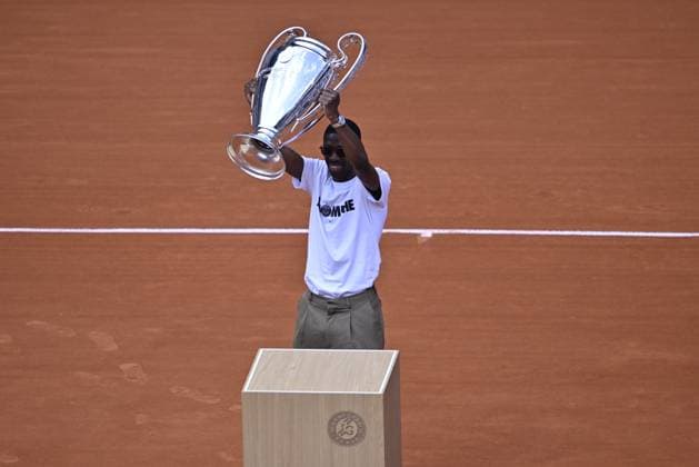 2025 Roland-Garros - Day 9 PARIS, FRANCE - JUNE 02: PSG s Ousmane Dembele brings the UEFA Champions League trophy on Court Philippe-Chatrier during French Open tennis tournament on day 9 at the Roland-Garros Complex in Paris, France on June 2, 2025. PSG won the Champions League for the first time in their history. Burak Akbulut Anadolu Paris France. Editorial use only. Please get in touch for any other usage.  Copyright: x2025xAnadoluxBurakxAkbulutx