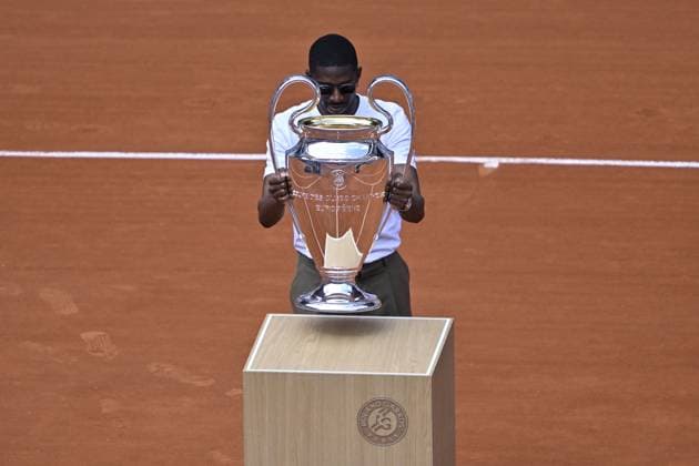 2025 Roland-Garros - Day 9 PARIS, FRANCE - JUNE 02: PSG s Ousmane Dembele brings the UEFA Champions League trophy on Court Philippe-Chatrier during French Open tennis tournament on day 9 at the Roland-Garros Complex in Paris, France on June 2, 2025. PSG won the Champions League for the first time in their history. Burak Akbulut Anadolu Paris France. Editorial use only. Please get in touch for any other usage.  Copyright: x2025xAnadoluxBurakxAkbulutx
