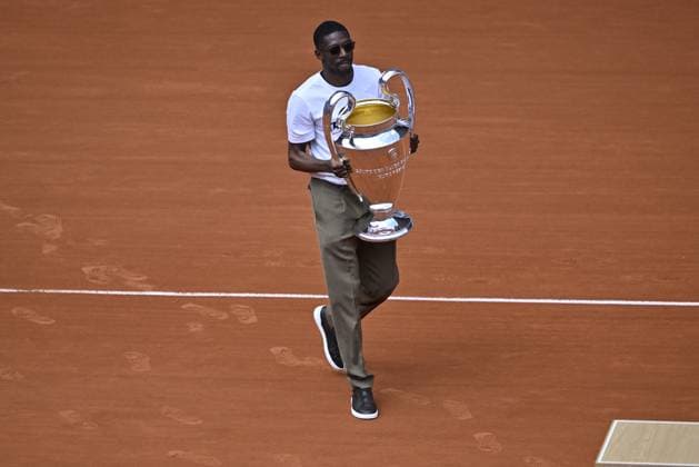 2025 Roland-Garros - Day 9 PARIS, FRANCE - JUNE 02: PSG s Ousmane Dembele brings the UEFA Champions League trophy on Court Philippe-Chatrier during French Open tennis tournament on day 9 at the Roland-Garros Complex in Paris, France on June 2, 2025. PSG won the Champions League for the first time in their history. Burak Akbulut Anadolu Paris France. Editorial use only. Please get in touch for any other usage.  Copyright: x2025xAnadoluxBurakxAkbulutx
