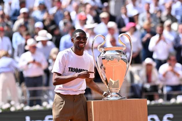 2025 Roland-Garros - Day 9 PARIS, FRANCE - JUNE 02: PSG s Ousmane Dembele brings the UEFA Champions League trophy on Court Philippe-Chatrier during French Open tennis tournament on day 9 at the Roland-Garros Complex in Paris, France on June 2, 2025. PSG won the Champions League for the first time in their history. Mustafa Yalcin Anadolu Paris France. Editorial use only. Please get in touch for any other usage.  Copyright: x2025xAnadoluxMustafaxYalcinx