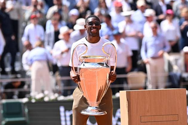 2025 Roland-Garros - Day 9 PARIS, FRANCE - JUNE 02: PSG s Ousmane Dembele brings the UEFA Champions League trophy on Court Philippe-Chatrier during French Open tennis tournament on day 9 at the Roland-Garros Complex in Paris, France on June 2, 2025. PSG won the Champions League for the first time in their history. Mustafa Yalcin Anadolu Paris France. Editorial use only. Please get in touch for any other usage.  Copyright: x2025xAnadoluxMustafaxYalcinx