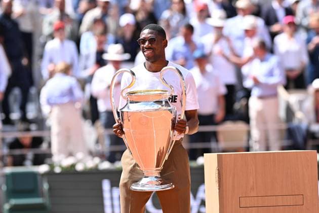 2025 Roland-Garros - Day 9 PARIS, FRANCE - JUNE 02: PSG s Ousmane Dembele brings the UEFA Champions League trophy on Court Philippe-Chatrier during French Open tennis tournament on day 9 at the Roland-Garros Complex in Paris, France on June 2, 2025. PSG won the Champions League for the first time in their history. Mustafa Yalcin Anadolu Paris France. Editorial use only. Please get in touch for any other usage.  Copyright: x2025xAnadoluxMustafaxYalcinx