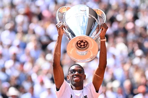 Sport Themen der Woche KW23 Sport Bilder des Tages 2025 Roland-Garros - Day 9 PARIS, FRANCE - JUNE 02: PSG s Ousmane Dembele brings the UEFA Champions League trophy on Court Philippe-Chatrier during French Open tennis tournament on day 9 at the Roland-Garros Complex in Paris, France on June 2, 2025. PSG won the Champions League for the first time in their history. Mustafa Yalcin Anadolu Paris France. Editorial use only. Please get in touch for any other usage.  Copyright: x2025xAnadoluxMustafaxYalcinx