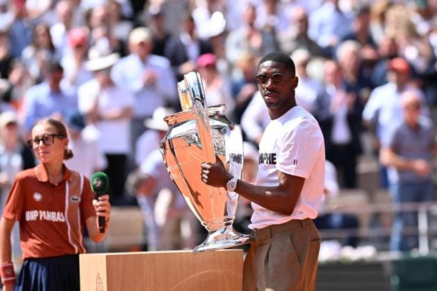 2025 Roland-Garros - Day 9 PARIS, FRANCE - JUNE 02: PSG s Ousmane Dembele brings the UEFA Champions League trophy on Court Philippe-Chatrier during French Open tennis tournament on day 9 at the Roland-Garros Complex in Paris, France on June 2, 2025. PSG won the Champions League for the first time in their history. Mustafa Yalcin Anadolu Paris France. Editorial use only. Please get in touch for any other usage.  Copyright: x2025xAnadoluxMustafaxYalcinx