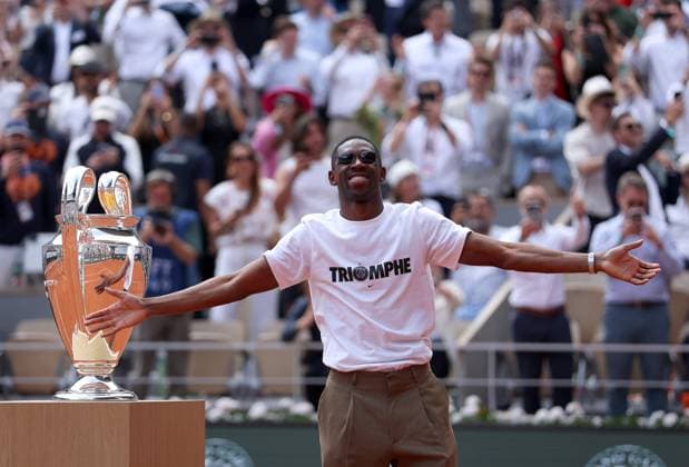 Ousmane Dembele of PSG brings out the Champions League trophy onto Court Philippe Chatrier French Open Tennis, Day Nine, Tennis, Roland Garros, Paris, France - 02 Jun 2025 EDITORIAL USE ONLY No use with unauthorised audio, video, data, fixture lists, club league logos or live services. Online in-match use limited to 120 images, no video emulation. No use in betting, games or single club league player publications. Copyright: xEllaxLing Shutterstockx 15335296m