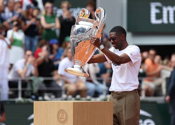 ROLAND GARROS 2025 Thierry Larret MAXPPP - PARIS (75) 02 06 2025 Thierry Larret Maxppp. Tennis. Roland Garros 2025. Internationaux de France de tennis. Stade Roland Garros, Paris (75). Le 2 juin 2025. Court Philippe Chatrier : Presentation de la coupe d Europe par Ousman DEMBELE, joueur du PSG. - Tennis. Roland Garros 2025. French Open tennis tournament. Roland Garros Stadium, Paris (75) PARIS (75) STADE ROLAND GARROS PARIS ILE DE FRANCE FRANCE  Copyright: xMAXPPPxThierryxLarretx TLR202506022245 TLR202506022245