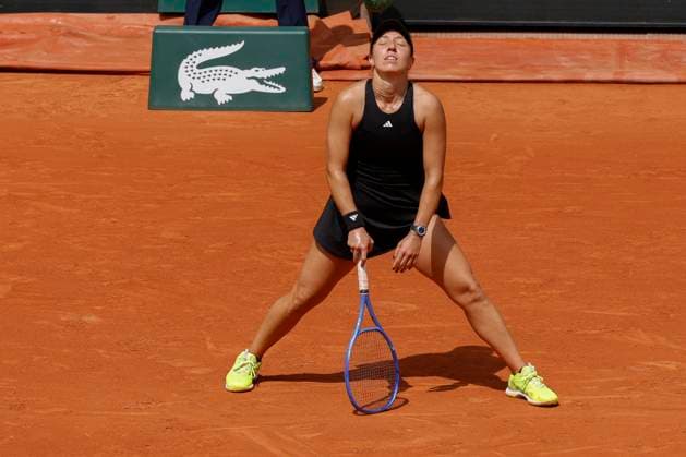 June 2, 2025, Paris, Paris, France: Jessica Pegula (USA) react during the tennis Grand Slam of Roland Garros 2025, match between Lois Boisson (FRA) and Jessica Pegula (USA) at Roland Garros Stadium - on June 02 2025.Paris - France Paris France - ZUMAb253 20250602_zsp_b253_088 Copyright: xLoicxBaratouxx