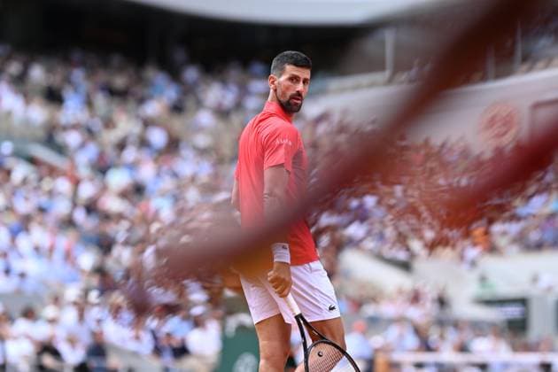 Sport Bilder des Tages 2025 Roland-Garros - Day 9 PARIS, FRANCE - JUNE 02: Novak Djokovic of Serbia competes with Cameron Norrie (not seen) of United Kingdom during the Men s Singles Fourth Round match on Day Nine of the 2025 French Open at Roland Garros on June 02, 2025 in Paris, France. Mustafa Yalcin Anadolu Paris France. Editorial use only. Please get in touch for any other usage.  Copyright: x2025xAnadoluxMustafaxYalcinx