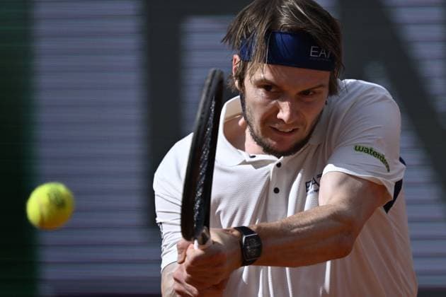 2025 Roland-Garros - Day 9 PARIS, FRANCE - JUNE 02: Alexander Bublik of Kazakhstan competes with Jack Draper (not seen) of Great Britain during the Men s Singles Fourth Round match on Day Nine of the 2025 French Open at Roland Garros on June 02, 2025 in Paris, France. Burak Akbulut Anadolu Paris France. Editorial use only. Please get in touch for any other usage.  Copyright: x2025xAnadoluxBurakxAkbulutx