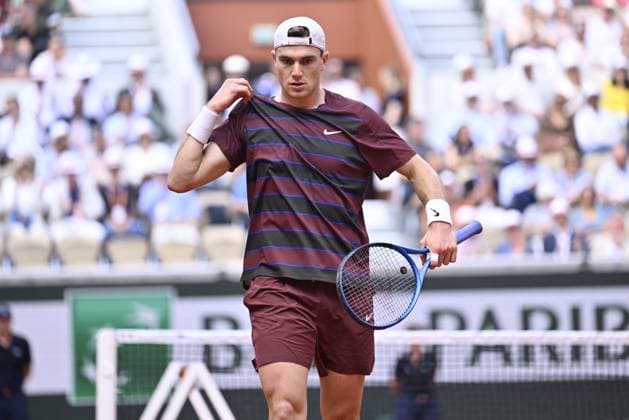 2025 Roland-Garros - Day 9 PARIS, FRANCE - JUNE 02: Alexander Bublik (not seen) of Kazakhstan competes with Jack Draper of Great Britain during the Men s Singles Fourth Round match on Day Nine of the 2025 French Open at Roland Garros on June 02, 2025 in Paris, France. Burak Akbulut Anadolu Paris France. Editorial use only. Please get in touch for any other usage.  Copyright: x2025xAnadoluxBurakxAkbulutx
