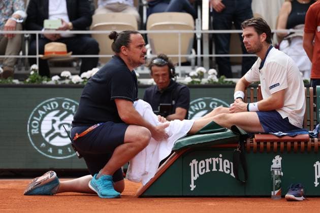 ROLAND GARROS 2025 Thierry Larret MAXPPP - PARIS (75) 02 06 2025 Thierry Larret Maxppp. Tennis. Roland Garros 2025. Internationaux de France de tennis. Stade Roland Garros, Paris (75). Le 2 juin 2025. Court Philippe Chatrier : Cameron NORRIE (GBR) vs Novak DJOKOVIC (SRB); Intervention du soigneur aupres de NORRIE - Tennis. Roland Garros 2025. French Open tennis tournament. Roland Garros Stadium, Paris (75) PARIS (75) STADE ROLAND GARROS PARIS ILE DE FRANCE FRANCE  Copyright: xMAXPPPxThierryxLarretx TLR202506022582 TLR202506022582