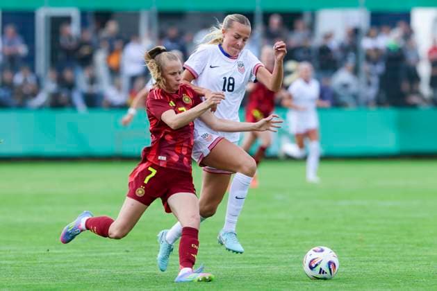 Sport Themen der Woche KW23 Sport Bilder des Tages Vivien Endemann (Germany) und Evelyn Shores (USA) kaempfen um den Ball, Friendly match, Germany vs USA U23, Kramski-Arena am 02. June 2025 in Pforzheim, Deutschland. (Foto von Marco Steinbrenner DeFodi Images) Vivien Endemann (Germany) und Evelyn Shores (USA) battle for the ball, Friendly match, Germany vs USA U23, Kramski-Arena, June 2, 2025 in Pforzheim, Germany. (Photo by Marco Steinbrenner DeFodi Images) *** Vivien Endemann Germany and Evelyn Shores USA battle for the ball, Friendly match, Germany vs USA U23, Kramski Arena on June 02, 2025 in Pforzheim, Germany Photo by Marco Steinbrenner DeFodi Images Vivien Endemann Germany and Evelyn Shores USA battle for the ball, Friendly match, Germany vs USA U23, Kramski Arena, June 2, 2025 in Pforzheim, Germany Photo by Marco Steinbrenner DeFodi Images