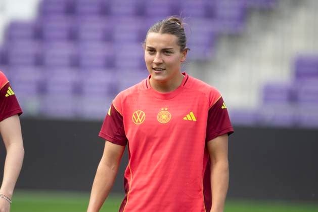 GER, Bremen, Soccer, Womens Soccer, UEFA Womens Nations League, Matchday 6, Final training Germany in picture v l Carlotta Wamser GER 05 , 02 06 2025, Franz Horr Stadion Vienna UEFA REGULATIONS PROHIBIT ANY USE OF PHOTOGRAPHS AS IMAGE SEQUENCES AND OR QUASI VIDEO, Copyright: HMBxMedia PaulxFritz