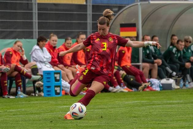 02 06 2025, xhfmx, Soccer U 23 Women International Match, Germany USA Sarah Mattner Trembleau Germany U23 brings a cross DFL DFB REGULATIONS PROHIBIT ANY USE OF PHOTOGRAPHS as IMAGE SEQUENCES and or QUASI VIDEO Pforzheim