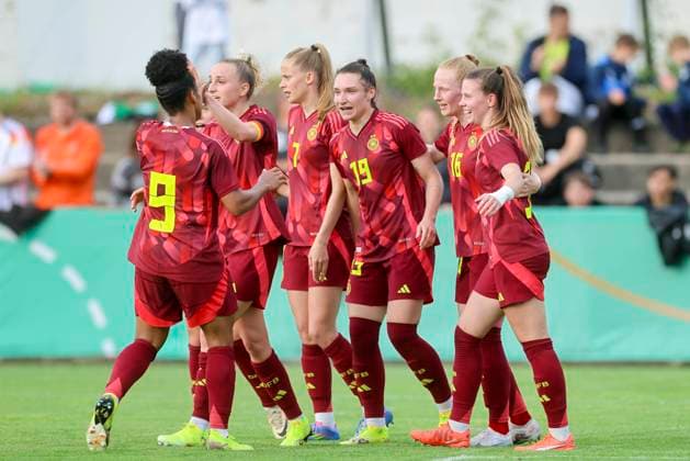 Sophie Weidauer Germany celebrates her goal with teammates, Friendly match, Germany vs USA U23, Kramski Arena on 02 June 2025 in Pforzheim, Germany Photo by Marco Steinbrenner DeFodi Images Sophie Weidauer Germany celebrates her goal with teammates, Friendly match, Germany vs USA U23, Kramski Arena, June 2, 2025 in Pforzheim, Germany Photo by Marco Steinbrenner DeFodi Images