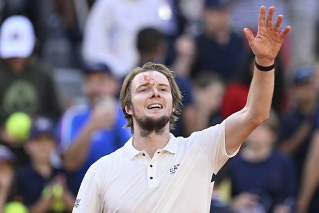 2025 Roland-Garros - Day 9 PARIS, FRANCE - JUNE 2: Aleksandr Bublik of Kazakhstan competes against Jack Draper (not seen) of United Kingdom during Men s Singles Fourth Round match on Day Nine of the 2025 French Open at Court Suzanne Lenglen in Paris, France on June 2, 2025. Burak Akbulut Anadolu Paris France. Editorial use only. Please get in touch for any other usage.  Copyright: x2025xAnadoluxBurakxAkbulutx