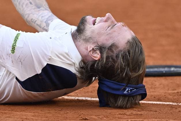 2025 Roland-Garros - Day 9 PARIS, FRANCE - JUNE 2: Aleksandr Bublik of Kazakhstan competes against Jack Draper (not seen) of United Kingdom during Men s Singles Fourth Round match on Day Nine of the 2025 French Open at Court Suzanne Lenglen in Paris, France on June 2, 2025. Burak Akbulut Anadolu Paris France. Editorial use only. Please get in touch for any other usage.  Copyright: x2025xAnadoluxBurakxAkbulutx