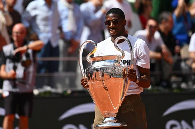 Ousmane Dembele presents the Champions League trophy to the public at the Philippe Chatrier court in Paris on June 2, 2025, at the Roland-Garros stadium. - 02 06 2025 - France Paris -  JulienxMattiax xLexPictorium LePictorium_0309605