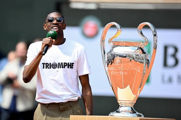 Internationaux de Roland Garros: Ousmane Dembelé présente la coupe aux grandes oreilles. Internationaux de tennis de Roland-Garros - Ousmane Dembele of Paris Saint-Germain shows the UEFA Champions League trophy 445456 2025-06-02 Paris France Dembele, Ousmane  Copyright: xLionelxGuericolasx xStarfacex STAR_445456_019