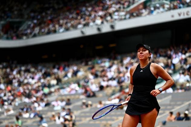 Roland Garros 2025: Jessica Pegula (USA) during the round of 16 against Lois Boisson (FRA), women s singles on Philippe Chatrier court during the Grand Slam tennis tournament, on June 2, 2025, at Roland Garros stadium in Paris, France. - 02 06 2025 - France Ile-de-France (region) Paris -  JulienxMattiax xLexPictorium LePictorium_0309656