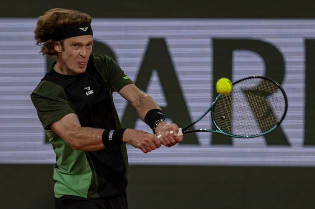 2025 French Open - Day Nine Andrey Rublev returns the ball against Jannik Sinner at the Roland Garros Grand Slam Tournament in Paris, France, on June 2, 2025. Paris France  Copyright: xRobertxSzaniszlox originalFilename:szaniszlo-notitle250602_npvBX.jpg