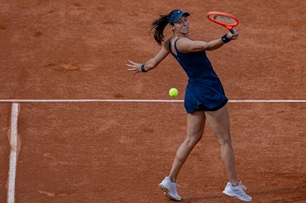 2025 French Open - Day Nine Luisa Stefani returns the ball against Katerina Siniakova and Taylor Townsend at the Roland Garros Grand Slam Tournament in Paris, France, on June 2, 2025. Paris France  Copyright: xRobertxSzaniszlox originalFilename:szaniszlo-notitle250602_npHjs.jpg