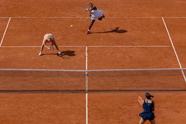 2025 French Open - Day Nine Taylor Townsend returns the ball against Timea Babos and Luisa Stefani at the Roland Garros Grand Slam Tournament in Paris, France, on June 2, 2025. Paris France  Copyright: xRobertxSzaniszlox originalFilename:szaniszlo-notitle250602_npJwT.jpg