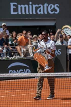 2025 French Open - Day Nine Ousmane Dembele, a player for PSG, presents the Championship Trophy at the Roland Garros Grand Slam Tournament in Paris, France, on June 2, 2025. Paris France  Copyright: xRobertxSzaniszlox originalFilename:szaniszlo-notitle250602_npWvD.jpg