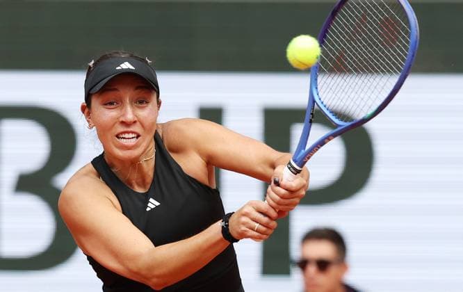(250603) -- PARIS, June 3, 2025 -- Jessica Pegula returns a shot during the women s singles 4th round match between Jessica Pegula of the United States and Lois Boisson of France at the French Open tennis tournament at Roland Garros, Paris, France, June 2, 2025. ) (SP)FRANCE-PARIS-TENNIS-FRENCH OPEN-WOMEN S SINGLES GaoxJing 