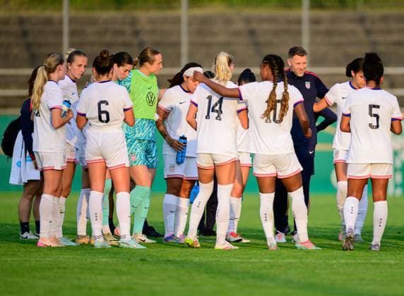 The US team after the 1 2 lost match against the team of Germany U23, Germany vs USA, Soccer, Women, U23 Laenderspiel, Testspiel, Spielzeit 2024 2025, 02 06 2025 DFB REGULATIONS PROHIBIT ANY USE OF PHOTOGRAPHS AS IMAGE SEQUENCES AND OR QUASI VIDEO, Eibner Pressefoto Andreas Ulmer Germany vs USA, Soccer, Women, U23 Laenderspiel, Testspiel, Spielzeit 2024 2025, 02 06 2025 Pforzheim Copyright: xEibner-Pressefoto AndreasxUlmerx EP_AUR