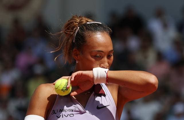 (250603) -- PARIS, June 3, 2025 -- Zheng Qinwen reacts during the women s singles quarterfinal between Zheng Qinwen of China and Aryna Sabalenka of Belarus at the French Open tennis tournament at Roland Garros, Paris, France, June 3, 2025. ) (SP)FRANCE-PARIS-TENNIS-FRENCH OPEN-WOMEN S SINGLES-QUARTERFINAL GaoxJing 