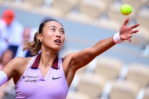 TENNIS : Roland Garros 2025 - Internationaux de France - 03 06 2025 Qinwen Zheng ( CHN ) serves during the 2025 French Open at Roland Garros on Juin 03, 2025 in Paris, France. ( Photo Dante Badano PSNewz ) - ParisFrance  Copyright: xx