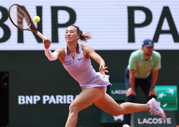 (250603) -- PARIS, June 3, 2025 -- Zheng Qinwen returns a shot during the women s singles quarterfinal between Zheng Qinwen of China and Aryna Sabalenka of Belarus at the French Open tennis tournament at Roland Garros, Paris, France, June 3, 2025. ) (SP)FRANCE-PARIS-TENNIS-FRENCH OPEN-WOMEN S SINGLES-QUARTERFINAL LixJing 