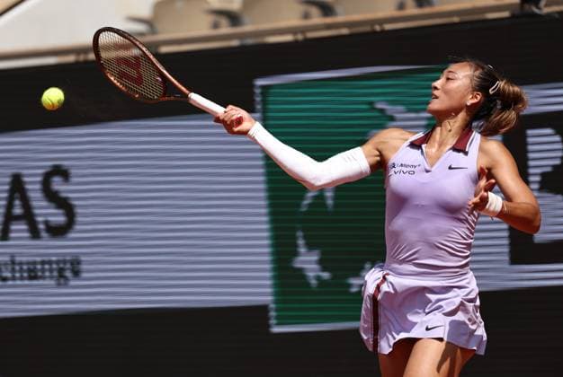 (250603) -- PARIS, June 3, 2025 -- Zheng Qinwen returns a shot during the women s singles quarterfinal between Zheng Qinwen of China and Aryna Sabalenka of Belarus at the French Open tennis tournament at Roland Garros, Paris, France, June 3, 2025. ) (SP)FRANCE-PARIS-TENNIS-FRENCH OPEN-WOMEN S SINGLES-QUARTERFINAL LixJing 