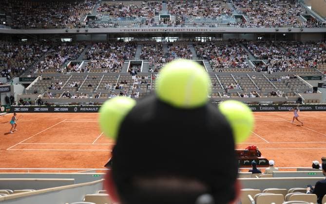 (250603) -- PARIS, June 3, 2025 -- Zheng Qinwen (L) of China and Aryna Sabalenka of Belarus compete during the women s singles quarterfinal at the French Open tennis tournament at Roland Garros, Paris, France, June 3, 2025. ) (SP)FRANCE-PARIS-TENNIS-FRENCH OPEN-WOMEN S SINGLES-QUARTERFINAL LixJing 