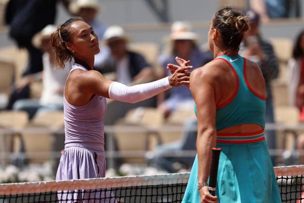 (250603) -- PARIS, June 3, 2025 -- Zheng Qinwen (L) of China and Aryna Sabalenka of Belarus greet each other after the women s singles quarterfinal at the French Open tennis tournament at Roland Garros, Paris, France, June 3, 2025. ) (SP)FRANCE-PARIS-TENNIS-FRENCH OPEN-WOMEN S SINGLES-QUARTERFINAL LixJing 