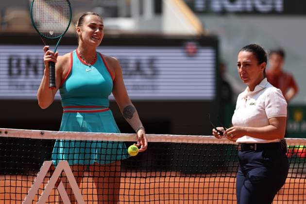 (250603) -- PARIS, June 3, 2025 -- Aryna Sabalenka (L) talks with the umpire during the women s singles quarterfinal between Zheng Qinwen of China and Aryna Sabalenka of Belarus at the French Open tennis tournament at Roland Garros, Paris, France, June 3, 2025. ) (SP)FRANCE-PARIS-TENNIS-FRENCH OPEN-WOMEN S SINGLES-QUARTERFINAL LixJing 