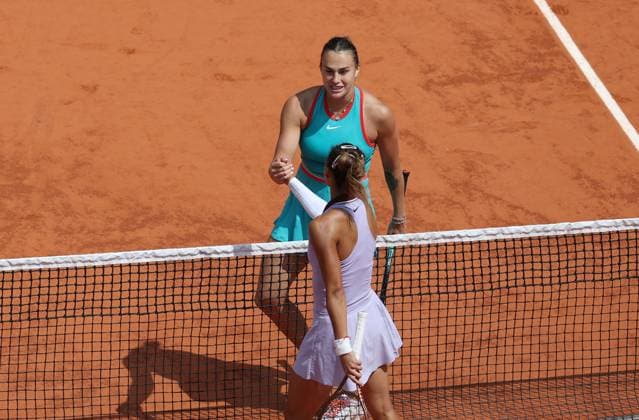 (250603) -- PARIS, June 3, 2025 -- Zheng Qinwen (Front) of China and Aryna Sabalenka of Belarus greet each other after the women s singles quarterfinal at the French Open tennis tournament at Roland Garros, Paris, France, June 3, 2025. ) (SP)FRANCE-PARIS-TENNIS-FRENCH OPEN-WOMEN S SINGLES-QUARTERFINAL GaoxJing 