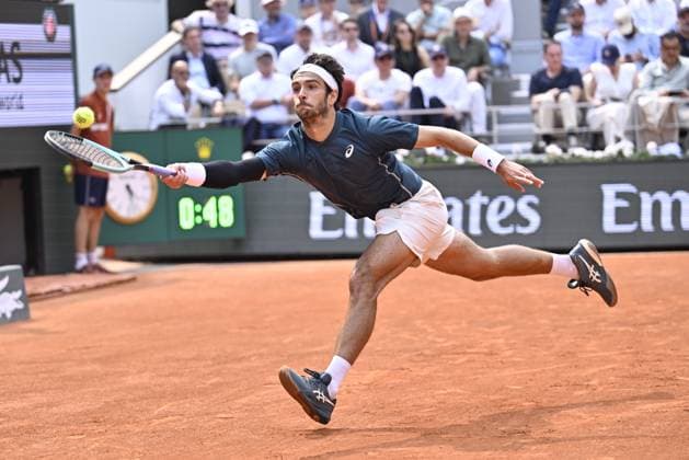 2025 Roland-Garros - Day 10 PARIS, FRANCE - JUNE 3: Lorenzo Musetti of Italy in action against Frances Tiafoe (not seen) of US during the Men s Singles Quarter-Final match on day ten of the 2025 French Open at Court Philippe-Chatrier in Paris, France on June 3, 2025. Burak Akbulut Anadolu Paris France. Editorial use only. Please get in touch for any other usage.  Copyright: x2025xAnadoluxBurakxAkbulutx