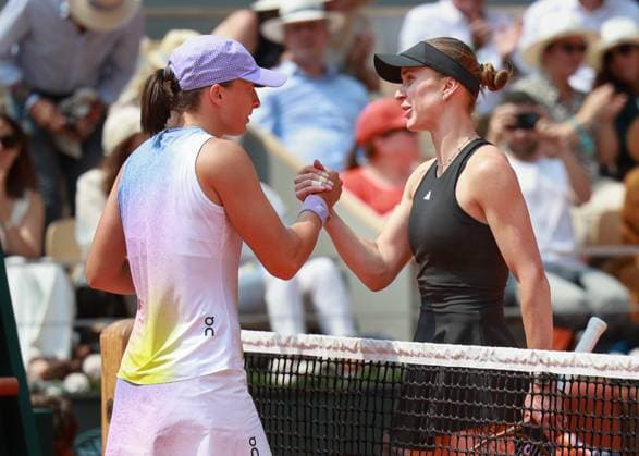 Elina Svitolina congratulates the winner Iga Swiatek Tennis French Open 2025 Roland Garros Paris France 3 June 2025 Copyright: xJuergenxHasenkopfx