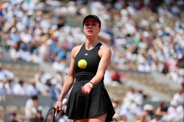 Ukrainian Elina Svitolina plays against.Polish Iga Swiatek during their quarterfinal match of the French Tennis Open in Roland Garros in Paris, France, on Tuesday, June 3, 2025.  PAR20250603120 MAYAxVIDON-WHITE