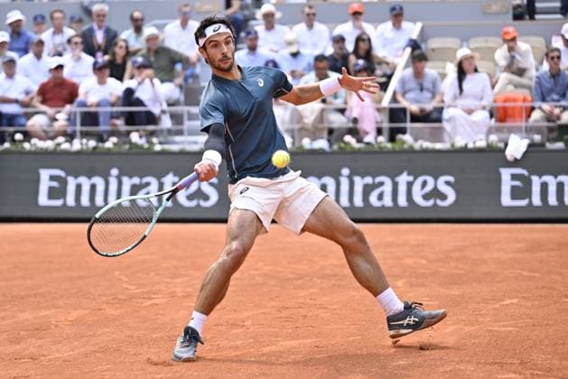 2025 Roland-Garros - Day 10 PARIS, FRANCE - JUNE 3: Frances Tiafoe (not seen) of US and Lorenzo Musetti of Italy compete during the Men s Singles Quarter-Final match on day ten of the 2025 French Open at Court Philippe-Chatrier in Paris, France on June 3, 2025. Burak Akbulut Anadolu Paris France. Editorial use only. Please get in touch for any other usage.  Copyright: x2025xAnadoluxBurakxAkbulutx