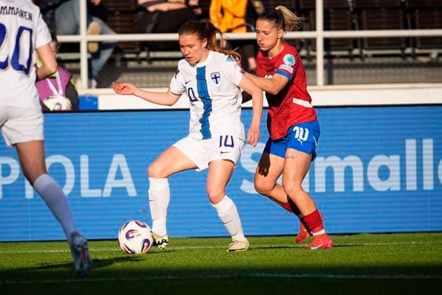 Emmi Siren of Finland and Jelena ÄaankoviÄ‡ of Serbia the UEFA Women s Nations League match between Finland and Serbia at the Helsinki Olympic Stadium on 3rd June 2025 in Helsinki, Finland. (Kalle Parkkinen Newspix24)  Copyright: xKALLExPARKKINENx NP24kp0001