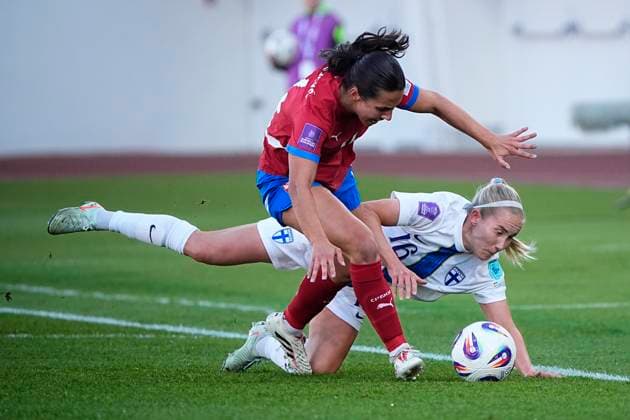 Vesna MilivojeviÄ‡ of Serbia and Nea Lehtola of Finland during the UEFA Women s Nations League match between Finland and Serbia at the Helsinki Olympic Stadium on 3rd June 2025 in Helsinki, Finland. (Kalle Parkkinen Newspix24)  Copyright: xKALLExPARKKINENx NP24kp0003
