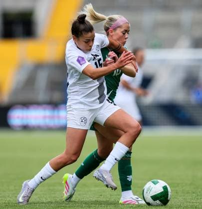 UEFA Women s Nations League 2025, Pairc Ui Chaoimh, Cork 3 6 2025 Republic of Ireland WNT vs Slovenia Ireland s Denise O Sullivan with Sara Makovec of Slovenia Denise O Sullivan with Sara Makovec 3 6 2025  Copyright: x INPHO RyanxByrnex RB1_0341