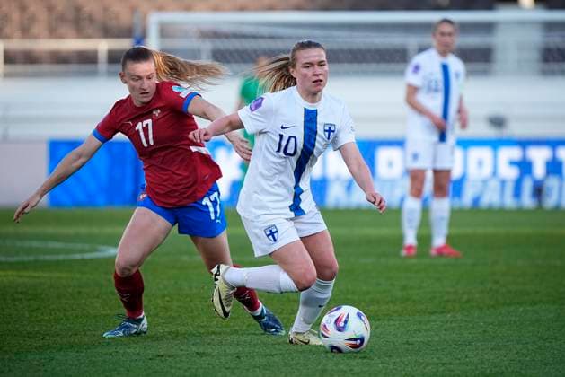 Allegra Poljak of Serbia and Emmi Siren of Finland during the UEFA Women s Nations League match between Finland and Serbia at the Helsinki Olympic Stadium on 3rd June 2025 in Helsinki, Finland. (Kalle Parkkinen Newspix24)  Copyright: xKALLExPARKKINENx NP24kp0008