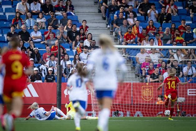 Agnes Beever Jones England scores during a Women s Nations League match between Spain and England at Stage Front Stadium in Barcelona, Barcelona, Spain, on June 03 2025 Photo by Felipe Mondino Copyright: x@FELIPExMONDINOx