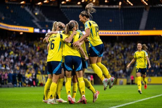 250603 Stina Blackstenius of Sweden celebrates with team mates after scoring 1 0 during the Women s Nations League football match between Sweden and Denmark on June 3, 2025 in Stockholm Photo Joel Marklund BILDBYRAN kod JM JM0698 fotboll football soccer fotball nations league uefa womens nations league sverige sweden danmark denmark dam bbeng bbauto jubel  Copyright: JOELxMARKLUND BB250603JM019