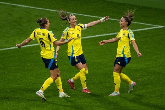 250603 Filippa Angeldahl and Kosovare Asllani of Sweden celebrate with Johanna Rytting Kaneryd who scored 2 0 during the Women s Nations League football match between Sweden and Denmark on June 3, 2025 in Stockholm Photo Simon Hastegard BILDBYRAN kod SH JM0698 fotboll football soccer fotball nations league uefa womens nations league sverige sweden danmark denmark dam bbeng jubel  Copyright: SIMONxHASTEGARD BB250603SH019