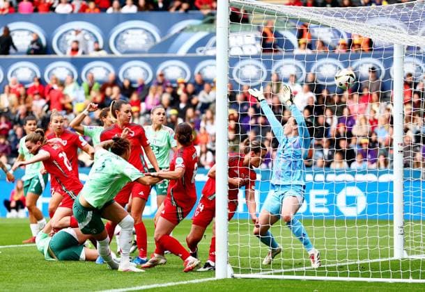 Elena Linari of Italy scores a goal to make the score 0-1. Wales Women v Italy Women, UEFA Women s Nations League - League A - Group 4, Football, Swansea.com Stadium, Swansea, Wales, UK - 03 Jun 2025 EDITORIAL USE ONLY No use with unauthorised audio, video, data, fixture lists, club league logos or live services. Online in-match use limited to 120 images, no video emulation. No use in betting, games or single club league player publications. Copyright: xJamesxMarsh Shutterstockx 15338010ab